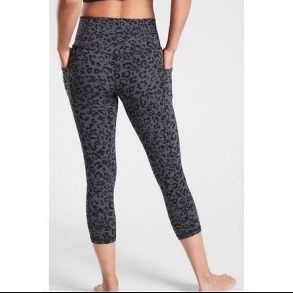 Athleta SALUTATION STASH POCKET II CAPRI LEOPARD Leggings S